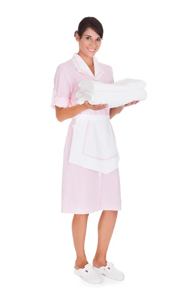 Νεαρά γυναικείο καμαριέρα με πετσέτα — Φωτογραφία Αρχείου