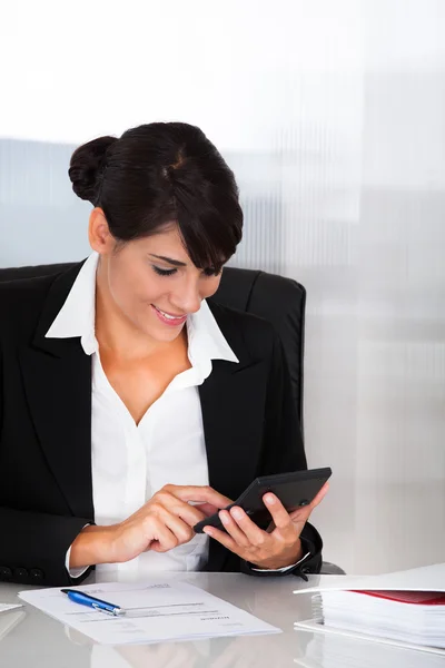 Mujer de negocios trabajando con calculadora —  Fotos de Stock