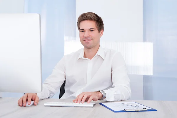 Homme d'affaires travaillant au bureau — Photo