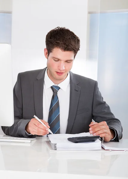 Businessman Using Calculator — Stock Photo, Image