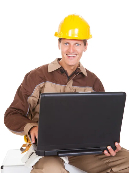 Jonge mechanic bedrijf laptop — Stockfoto