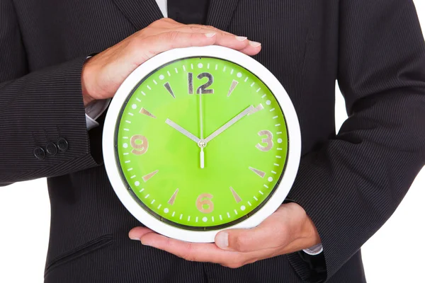 Hombre de negocios sosteniendo reloj — Foto de Stock