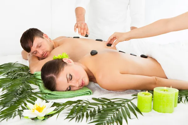 Paar met een hot stone-massage — Stockfoto