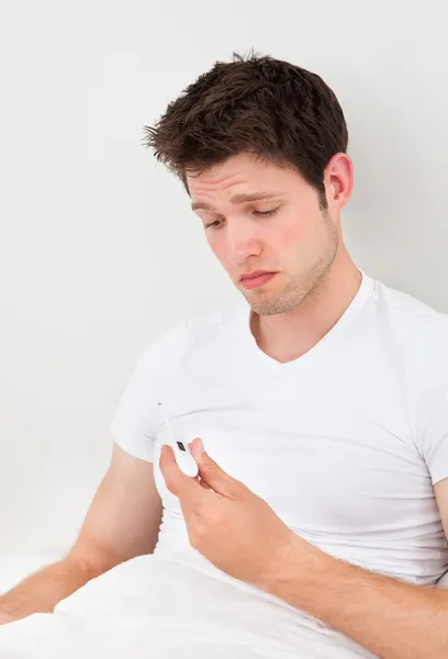 Man lichaamstemperatuur controleren — Stockfoto