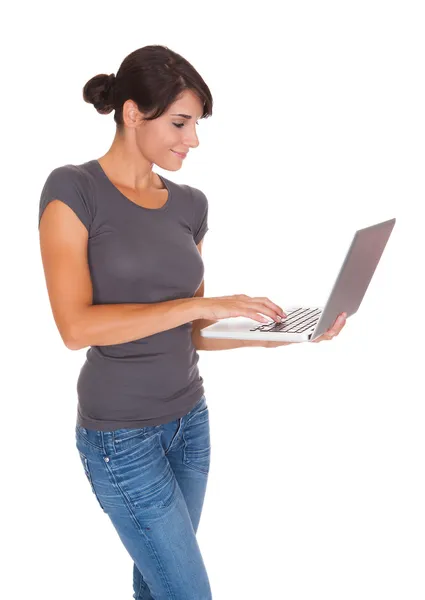 Vrouw werkt op laptop — Stockfoto