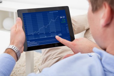 Dijital tablet kullanan adam
