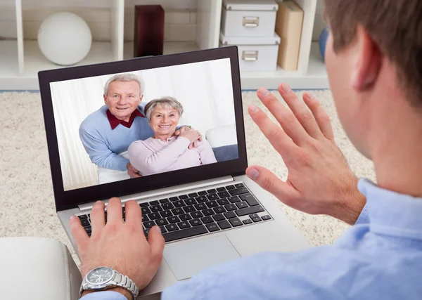 Hombre videoconferencia en el ordenador portátil — Foto de Stock