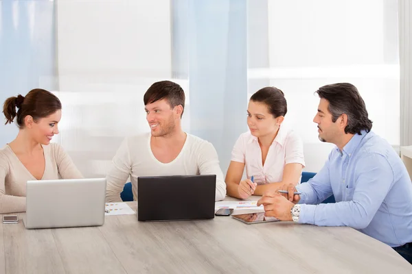 Glad affärsmän på kontor — Stockfoto