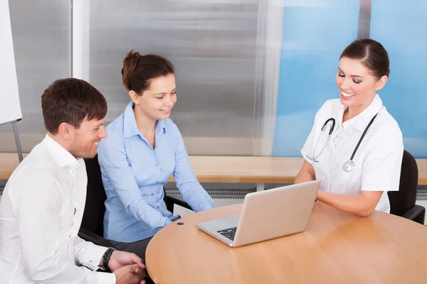 Médecin féminin expliquant à la femme — Photo