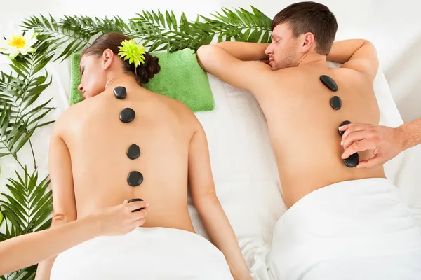 Paar mit einem heißen Stein Massage — Stockfoto