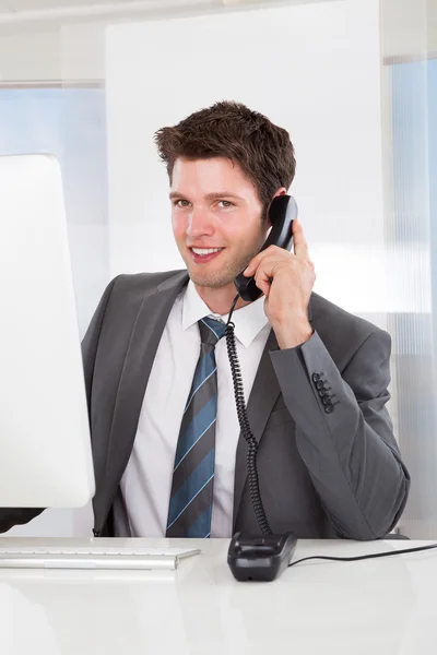 Zakenman praten aan de telefoon — Stockfoto