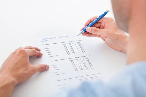 Persona que llena el formulario en blanco — Foto de Stock