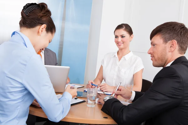 Imprenditori che lavorano in ufficio — Foto Stock