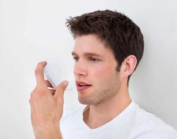 Man bedrijf inhalator — Stockfoto