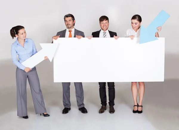 Empresários Holding Placard — Fotografia de Stock