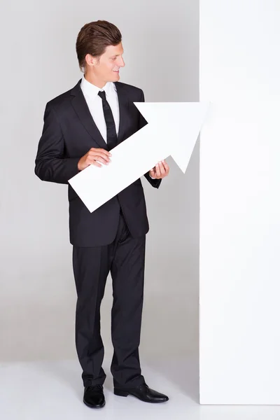 Empresário segurando cartaz em branco — Fotografia de Stock