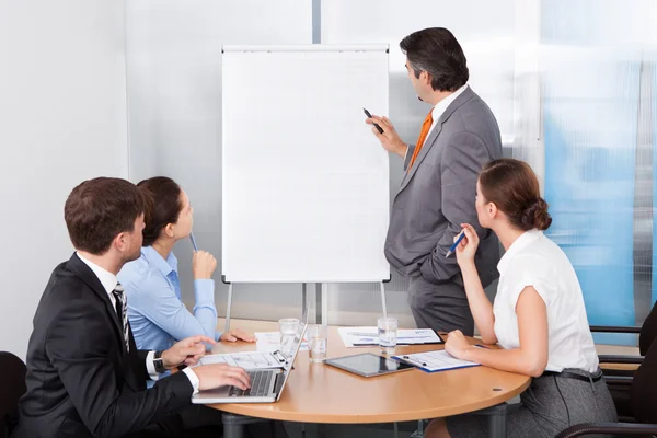 Empresário dando apresentação — Fotografia de Stock