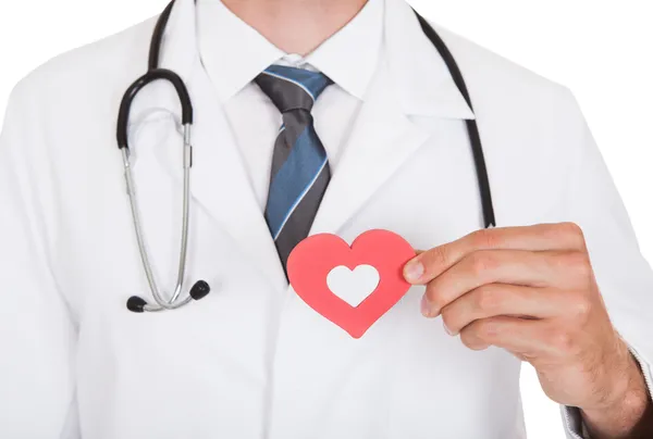 Símbolo de la forma del corazón del doctor que sostiene — Foto de Stock