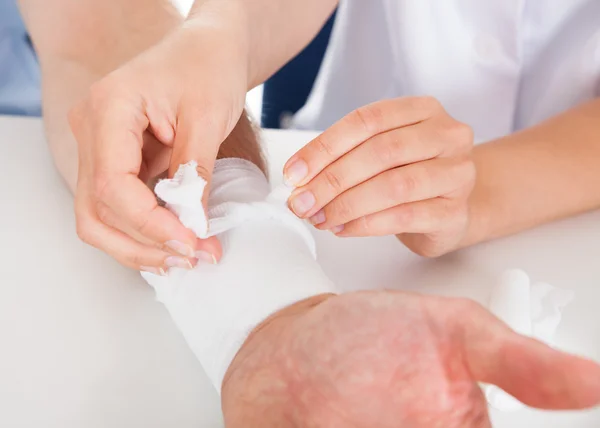 Doctor Bandaging Patient — Stock Photo, Image