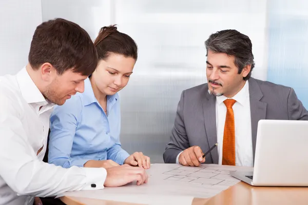 Broker Explaining To Young Couple — Stock Photo, Image