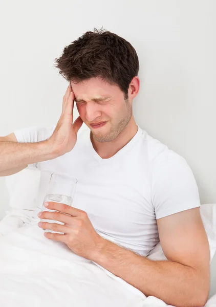 Man bedrijf geneeskunde en glas — Stockfoto