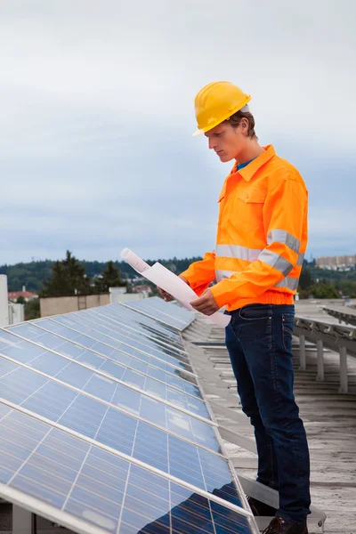 Ingeniero sosteniendo plano — Foto de Stock