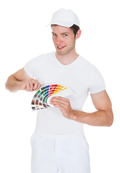 Anak muda memegang palet warna — Stok Foto