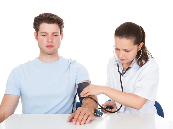 Médico examinando paciente — Fotografia de Stock