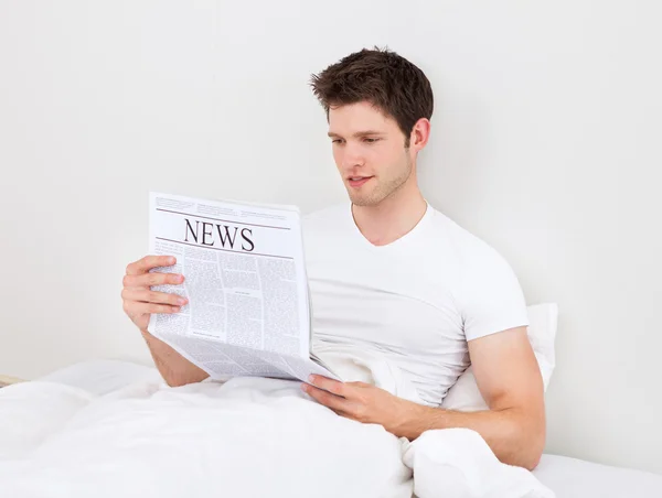 Man läsa nyheter papper — Stockfoto