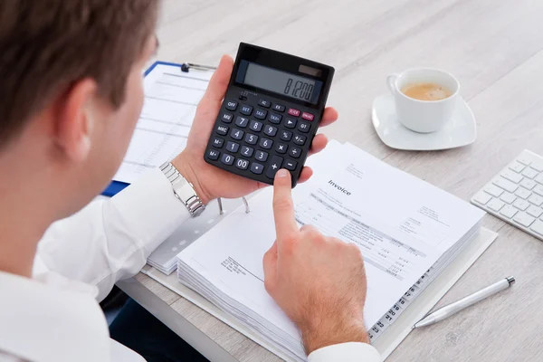 Empresário usando calculadora — Fotografia de Stock