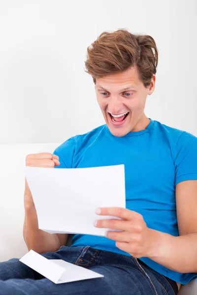 Homme heureux regardant le papier — Photo