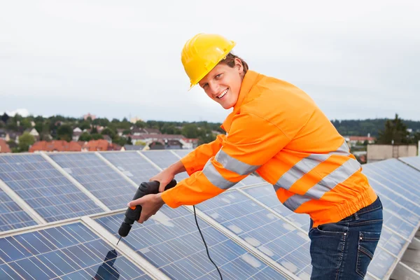 Engineer Adjusting Solar Panels — Stock Photo, Image