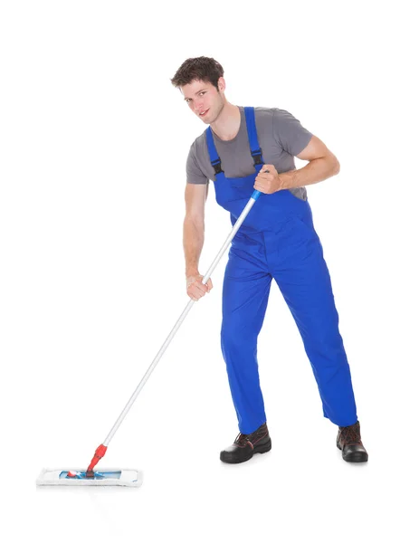 Jonge man reiniging met mop — Stockfoto