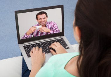kadın laptop sohbet video