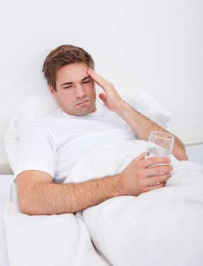 Adamın başı ağrıyor.