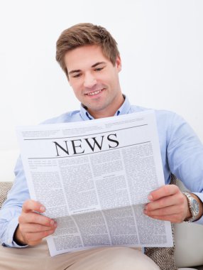 Gazete okuyan adam