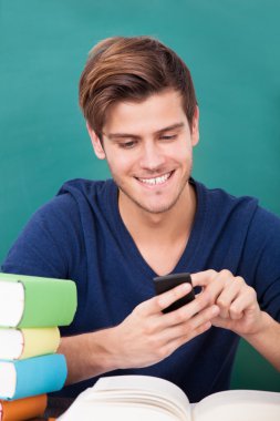 cep telefonu kullanarak erkek öğrenci