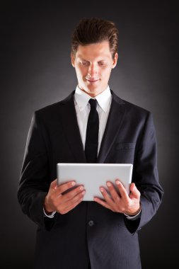 genç işadamı dijital tablet kullanma