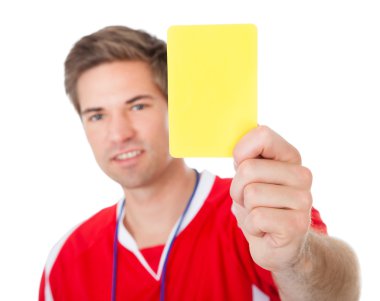 Futbol hakem gösteren sarı kart