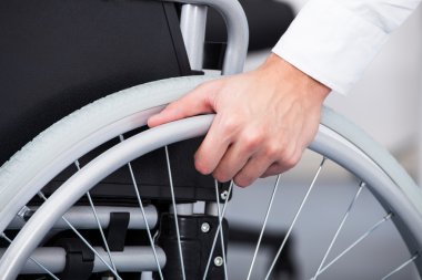tekerlekli sandalye üzerinde işadamı
