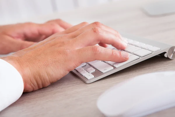 Geschäftsmann arbeitet am Schreibtisch — Stockfoto