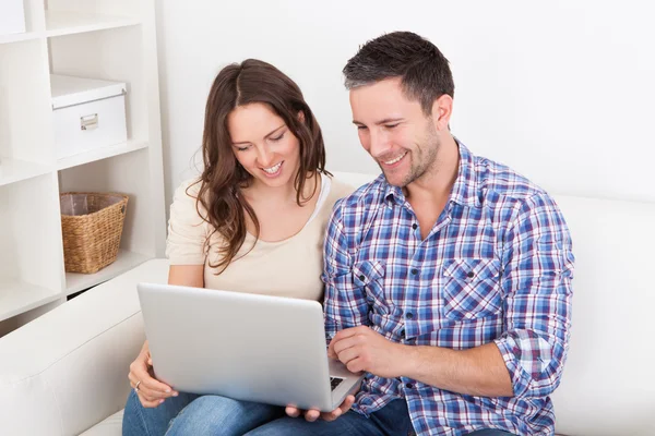 Casal olhando para laptop — Fotografia de Stock