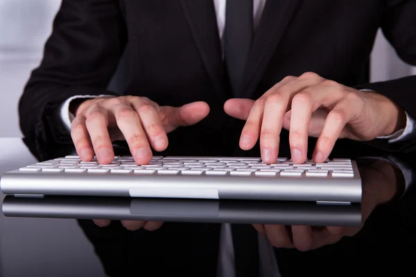 Businessman's Hand Typing On Keyboard — Stock Photo, Image