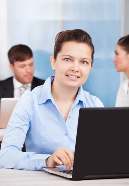 Geschäftsfrau mit Laptop — Stockfoto