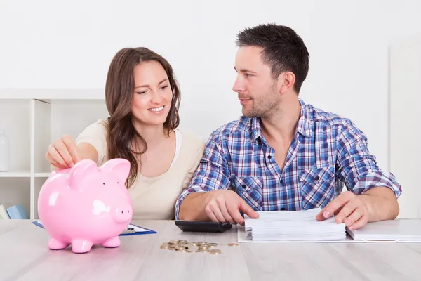 Couple Saving Money — Stock Photo, Image
