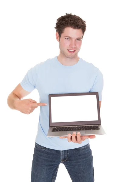 Jovem homem segurando laptop — Fotografia de Stock