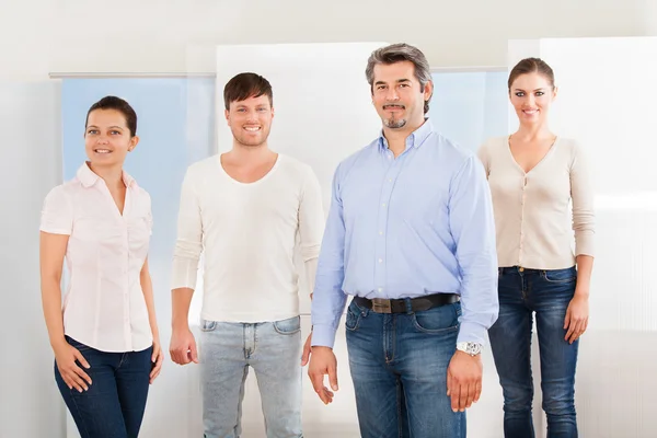 Glückliche Gruppe von Menschen — Stockfoto