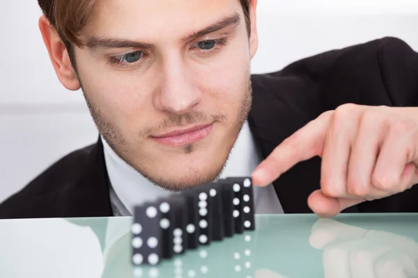 Geschäftsmann spielt Domino — Stockfoto