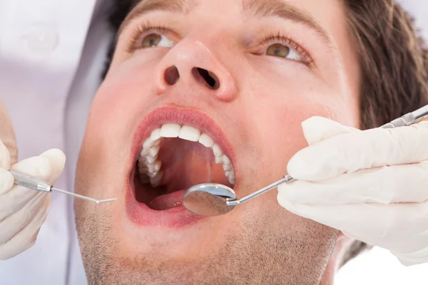 Dentista Examinando Paciente — Fotografia de Stock