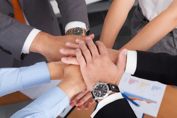 Biznesmeni, układanie ich ręce — Zdjęcie stockowe